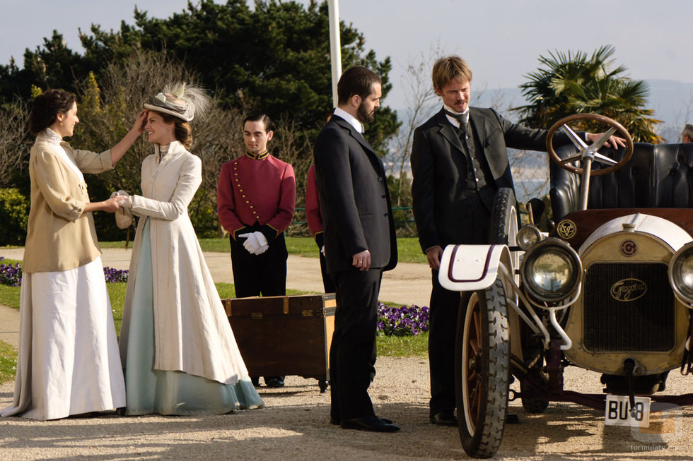 Alicia se encuentra con sus hermanos a su llegada al 'Gran Hotel'