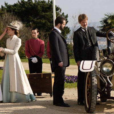 Alicia se encuentra con sus hermanos a su llegada al 'Gran Hotel'