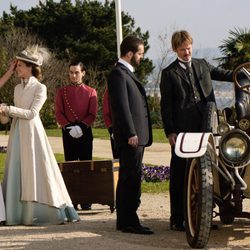 Alicia se encuentra con sus hermanos a su llegada al 'Gran Hotel'