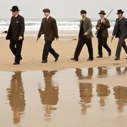 El detective Ayala camina con su equipo por la playa en 'Gran Hotel'