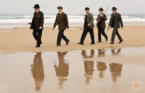 El detective Ayala camina con su equipo por la playa en 'Gran Hotel'