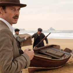 Eloy Azorín en la playa en la segunda temporada de 'Gran Hotel'