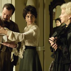 Doña Teresa y Alfredo sujetan al nuevo miembro de la familia Alarcón en 'Gran Hotel'