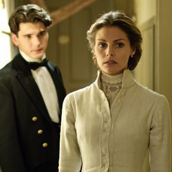 Yon González habla con Amaia Salamanca en la segunda temporada de 'Gran Hotel'