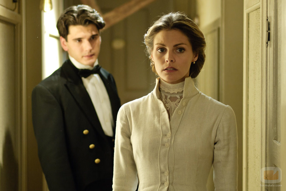 Yon González habla con Amaia Salamanca en la segunda temporada de 'Gran Hotel'