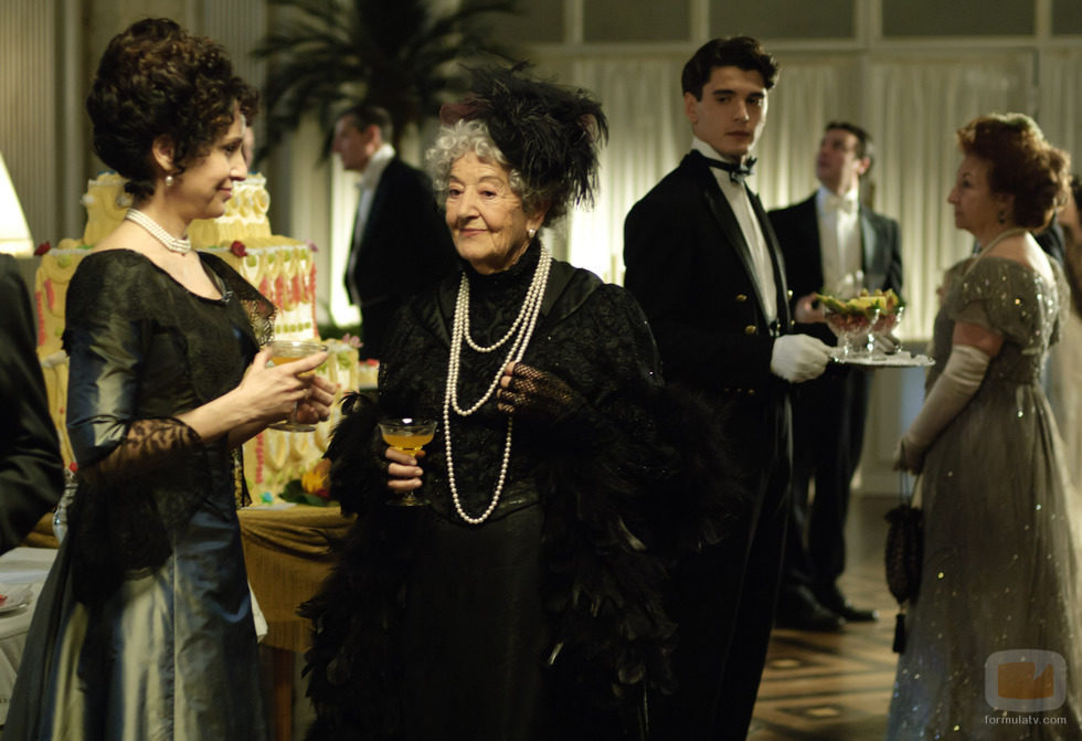 Asunción Balaguer habla con Adriana Ozores en la segunda temporada de 'Gran Hotel'