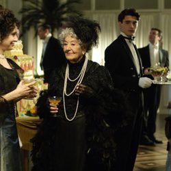 Asunción Balaguer habla con Adriana Ozores en la segunda temporada de 'Gran Hotel'