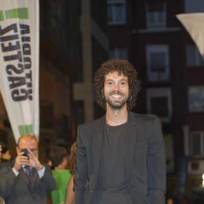 Juan Ibáñez posa para los fotografos en la clausura del FesTVal de Vitoria
