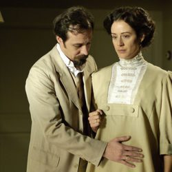 Alfredo palpa la tripa de su esposa Sofía Alarcón en 'Gran Hotel'