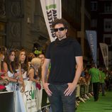 El hombre de negro posa para los fotografos en la clausura del FesTVal de Vitoria