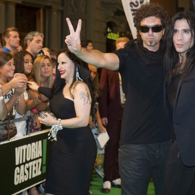 Mario Vaquerizo y el hombre de negro posan para los fotografos en la clausura del FesTVal de Vitoria