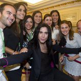 Mario Vaquerizo posa con los asistentes a la gala de clausura del FesTVal de Vitoria