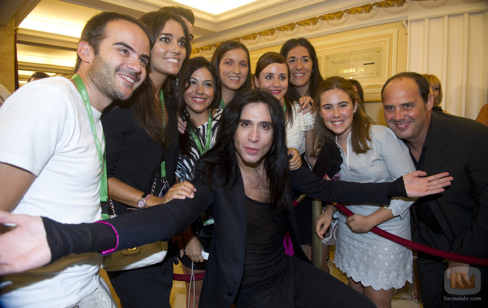 Mario Vaquerizo posa con los asistentes a la gala de clausura del FesTVal de Vitoria