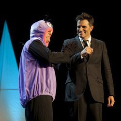 Xavier Deltell se disfraza de hormiga durante la ceremonia de clausura del FesTVal de Vitoria