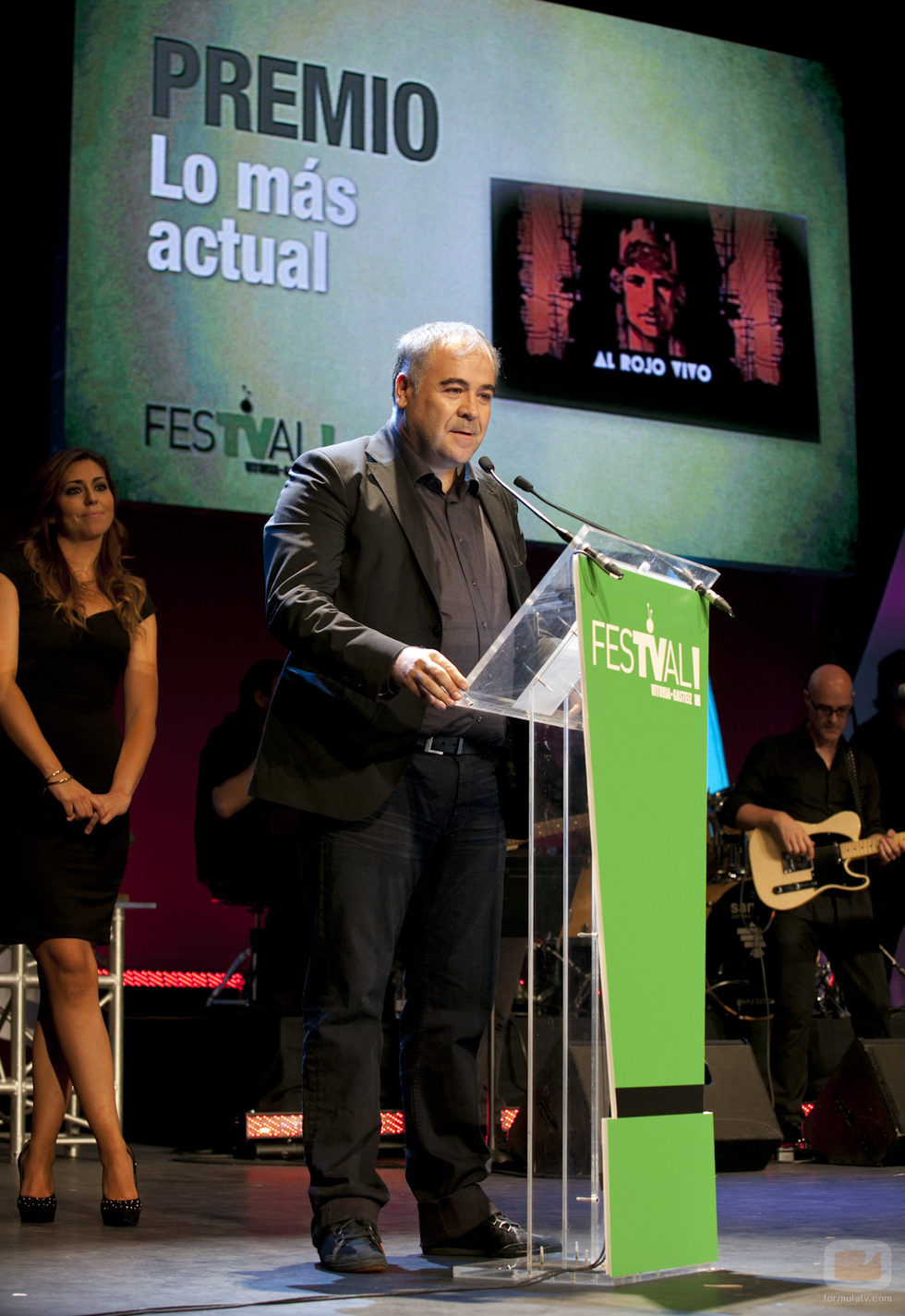 Antonio García Ferreras agradece el premio en el FesTVal de Vitoria