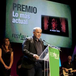 Antonio García Ferreras agradece el premio en el FesTVal de Vitoria