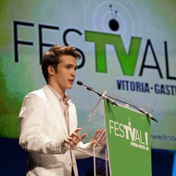 Ricardo Gómez presentó uno de los premios de la ceremonia de clausura del FesTVal de Vitoria
