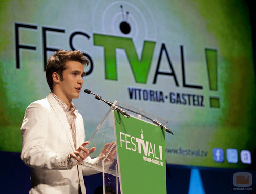 Ricardo Gómez presentó uno de los premios de la ceremonia de clausura del FesTVal de Vitoria