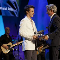 Ricardo Gómez entrega el premio Mainat a Imanol Arias