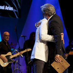 Imanol Arias y Ricardo Gómez se funden en un abrazo