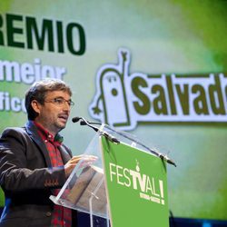 Jordi Évole agradece su premio durante la ceremonia de clausura del FesTVal de Vitoria