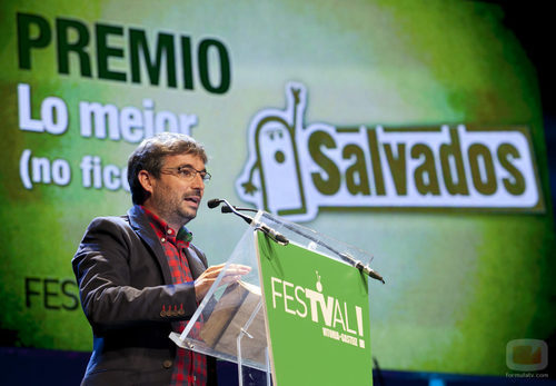 Jordi Évole agradece su premio durante la ceremonia de clausura del FesTVal de Vitoria