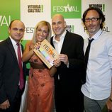 El equipo de '¿Quién quiere casarse con mi hijo?' posa con su galardón