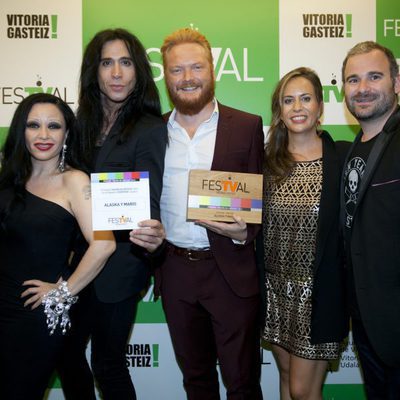 El equipo de 'Alaska y Mario' posa con su galardón