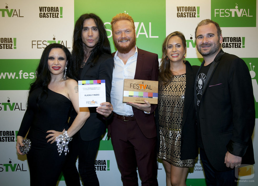 El equipo de 'Alaska y Mario' posa con su galardón