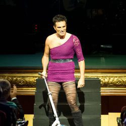 Luis Larrodera se viste de mujer en la ceremonia de clausura del FesTVal de Vitoria