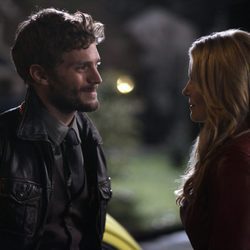 El Sheriff Graham habla con Emma en 'Once Upon a Time'