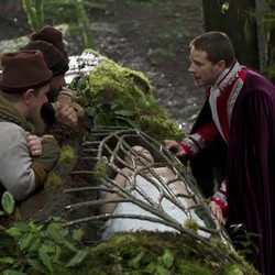 El Príncipe Encantador y los enanitos junto a Blancanieves en 'Once Upon a Time'