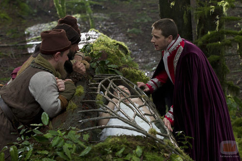 El Príncipe Encantador y los enanitos junto a Blancanieves en 'Once Upon a Time'