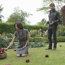 Regina recoge las manzanas del suelo ante el sheriff Graham en 'Once Upon a Time'