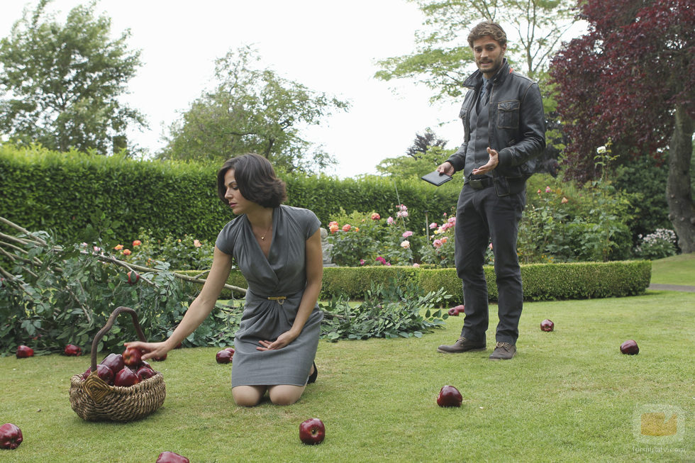 Regina recoge las manzanas del suelo ante el sheriff Graham en 'Once Upon a Time'