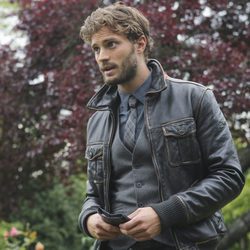 Jaime Dornan habla con Regina en 'Once Upon a Time'