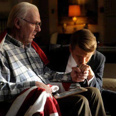 Bobby Kennedy besa a su padre Joe en 'Los Kennedy'