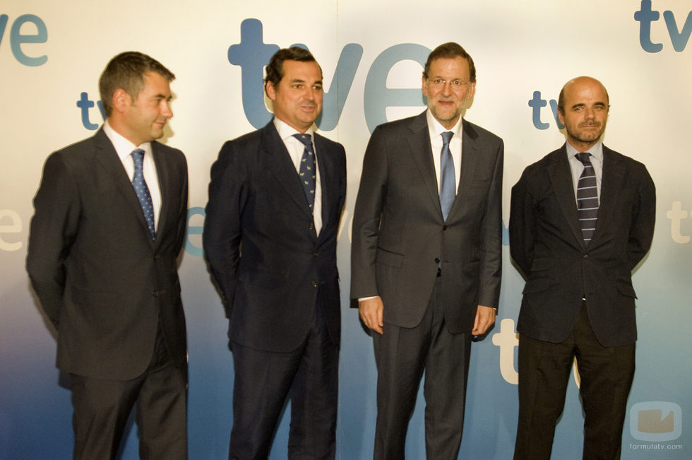 Mariano Rajoy posa con los directivos de TVE tras su entrevista