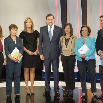 Mariano Rajoy posa con María Casado y el resto de entrevistadores