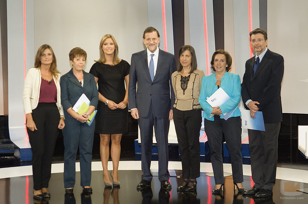 Mariano Rajoy posa con María Casado y el resto de entrevistadores