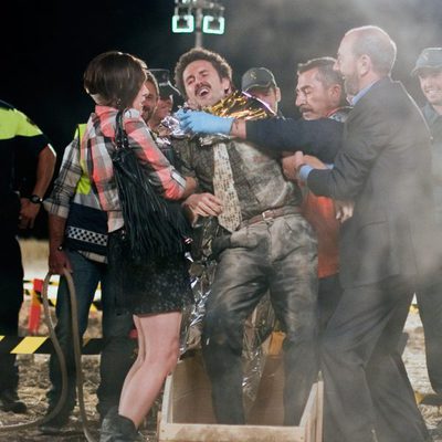 Benito Villar (Julián López), sale de un ataud en 'Fenómenos'