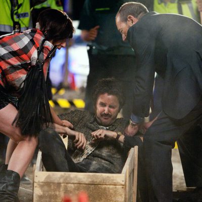 Anaís y Eugenio ayudan a Benito a salir de un ataud en 'Fenómenos'