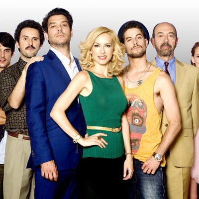 El elenco de 'Fenómenos' en una fotografía promocional de la serie