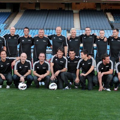 Presentadores y comentaristas deportivos de Canal+, vestidos para jugar al fútbol