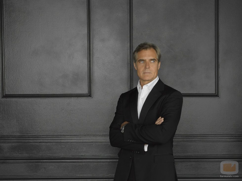 Henry Czerny es Conrad Grayson en 'Revenge'