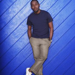 Lamorne Morris con el pantalón marrón en 'New Girl'