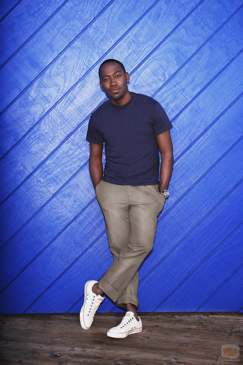 Lamorne Morris con el pantalón marrón en 'New Girl'