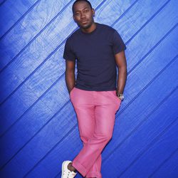 Lamorne Morris con el pantalón rosa en 'New Girl'