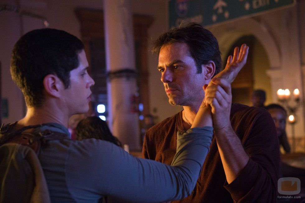 Billy Burke sujeta la mano a JD Pardo en 'Revolution'