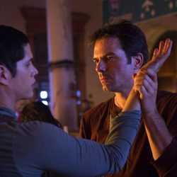 Billy Burke sujeta la mano a JD Pardo en 'Revolution'